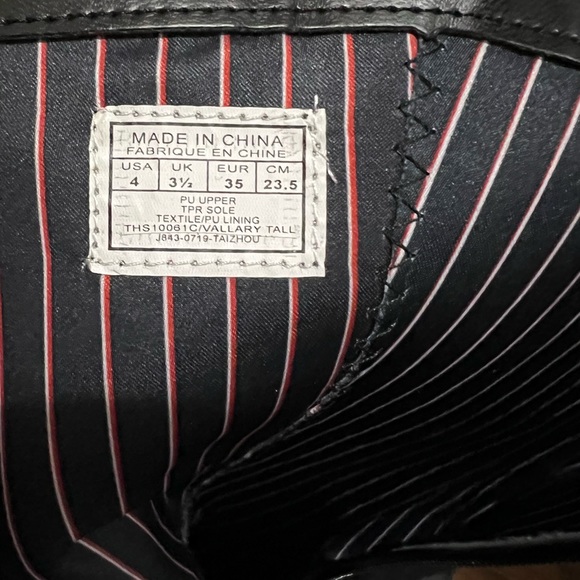 Tommy Hilfiger boot in kids. Boots have been worn but in good condition. - Picture 5 of 5